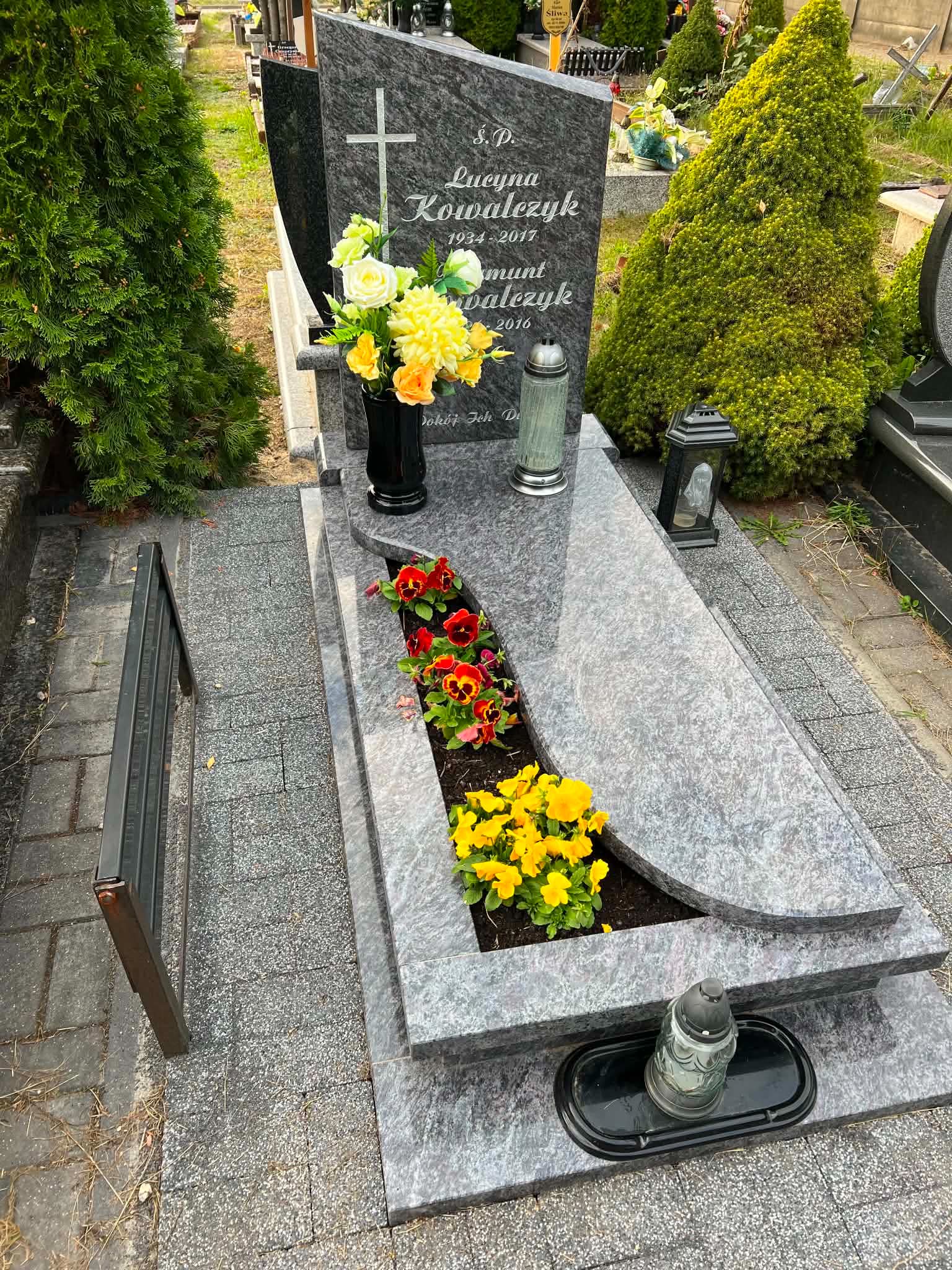 Pomnik nagrobny, widok 3
